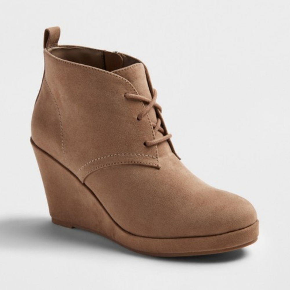 DV by Dolce Vita Terri Light Taupe Lace-Up Wedge Booties Size 8.5 Wide